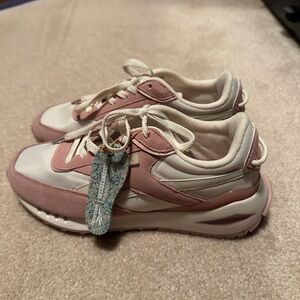 NWT: Reebok women’s gym shoes- size 8